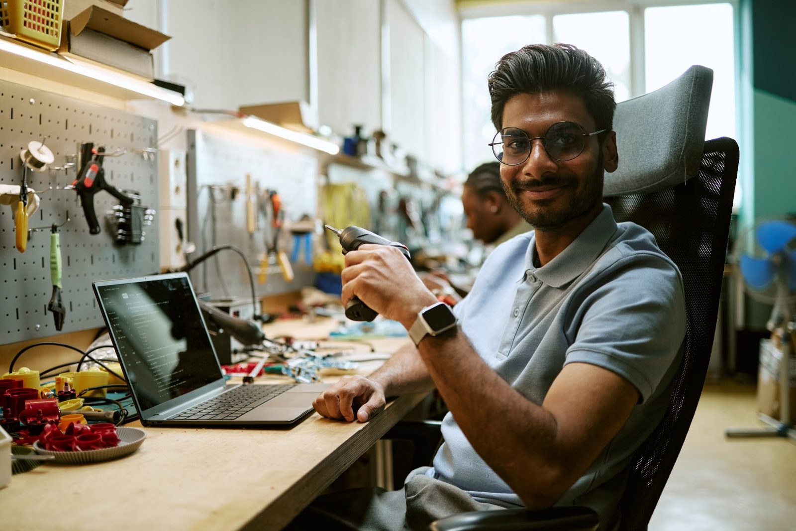A young trainee at a workshop bench (demo photo)